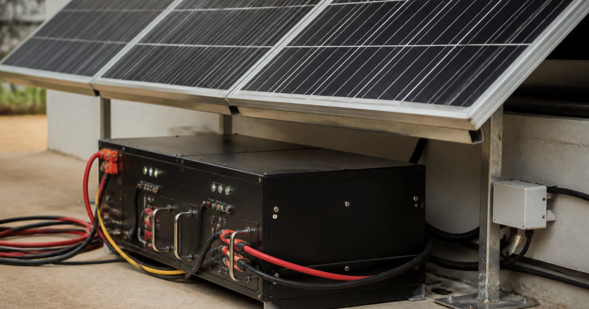 Batterie lithium massive connectee a panneau solaire 6000w