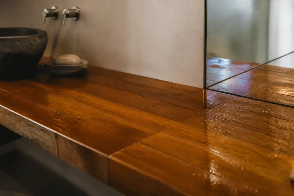 Planche teck humide brillant salle bain luxe