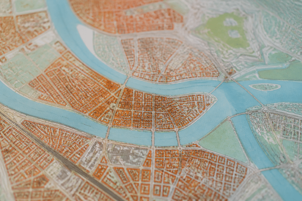 Carte coloree montrant quartiers Bayonne separes par rivieres