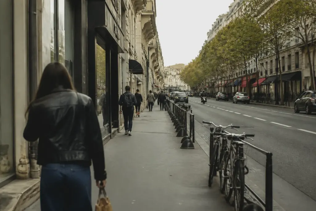 Rue de Lorient avec piétons, commerces et panneaux informatifs visibles