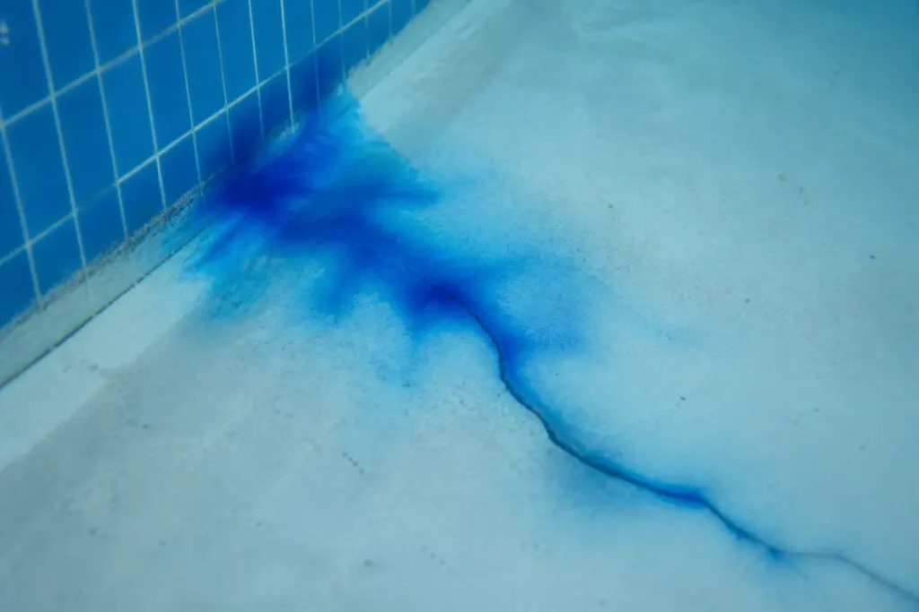 Colorant alimentaire aspiré vers fissure piscine
