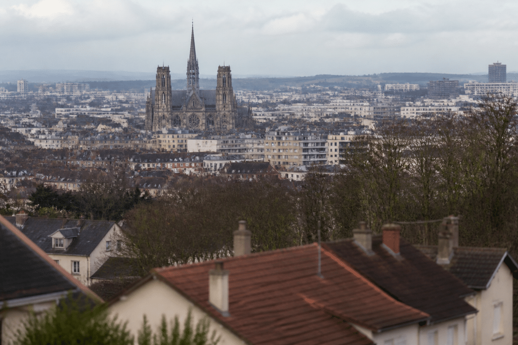 Centre-ville dense avec cathédrale et zones résidentielles dispersées