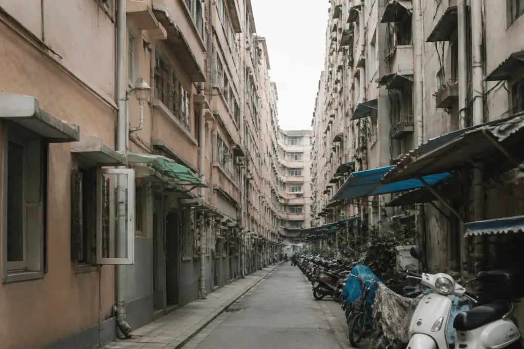 Immeubles résidentiels densément construits avec rues étroites