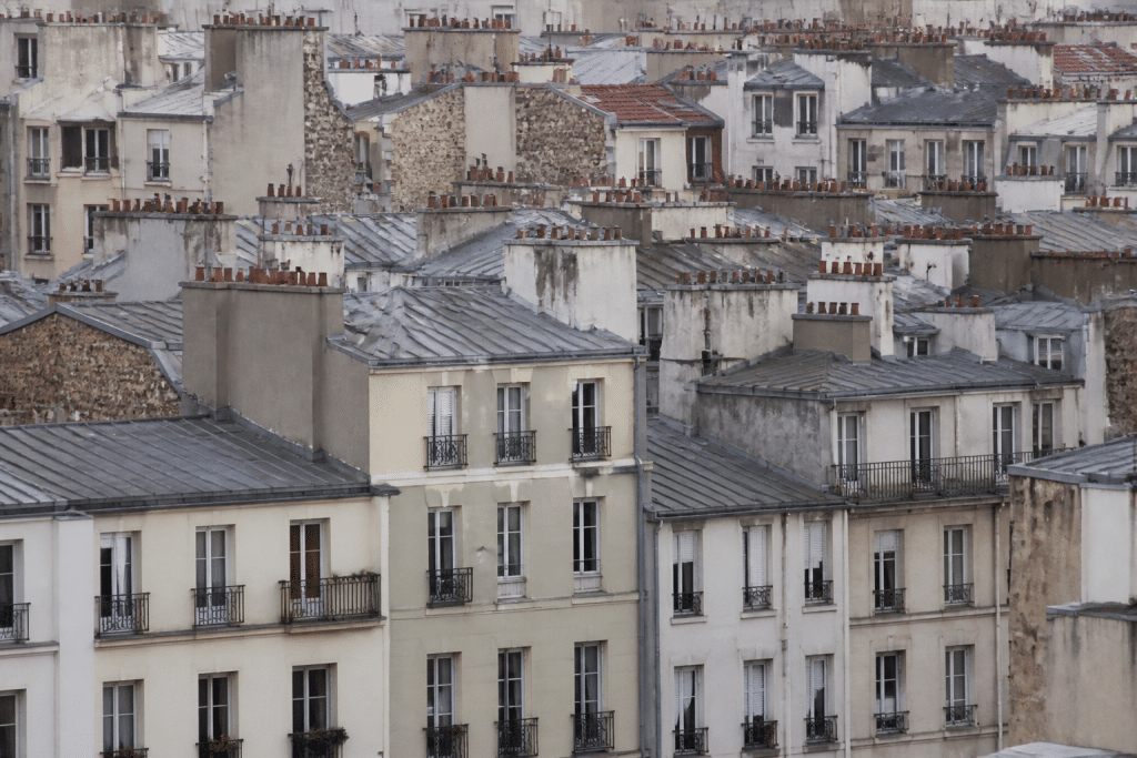 Immeubles résidentiels serrés avec toits gris densément construits