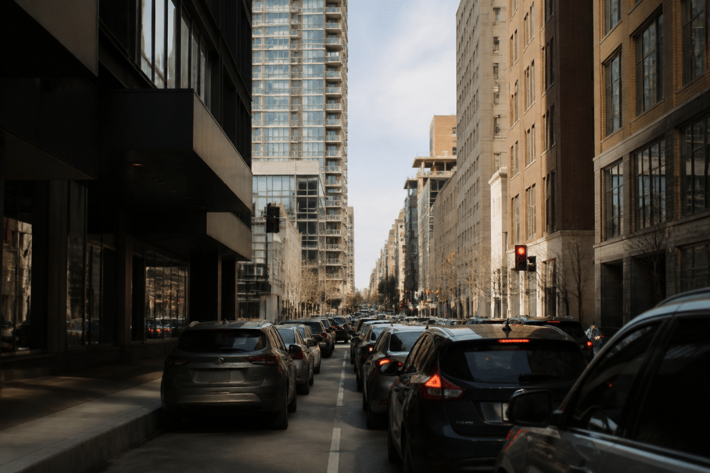 Immeubles urbains denses avec rues passantes et circulation automobile