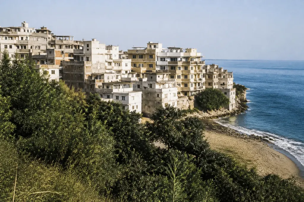 Immeubles côtiers densément construits avec plages et zones naturelles.