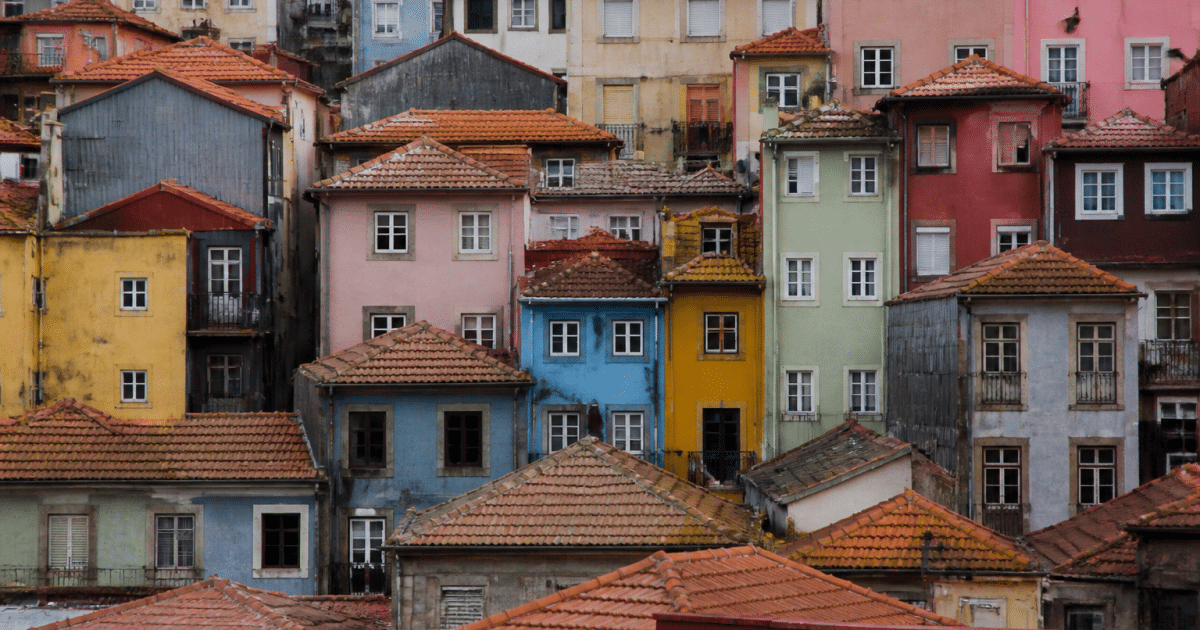 Densite urbaine de maisons colorees serrees cote a cote