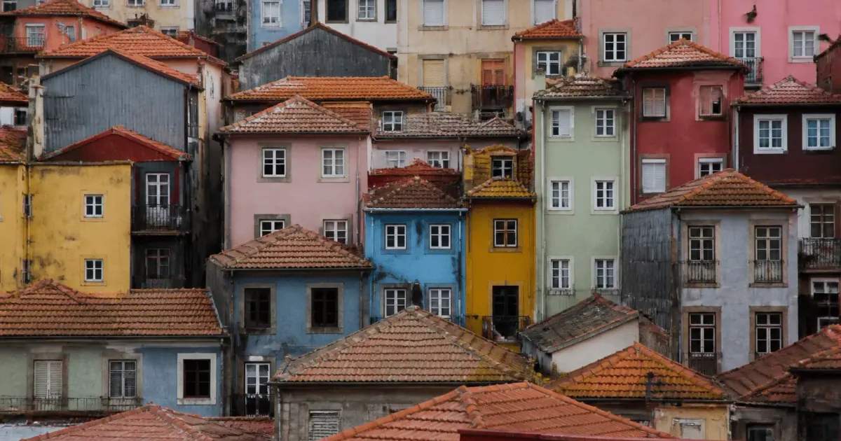 Densite urbaine de maisons colorees serrees cote a cote