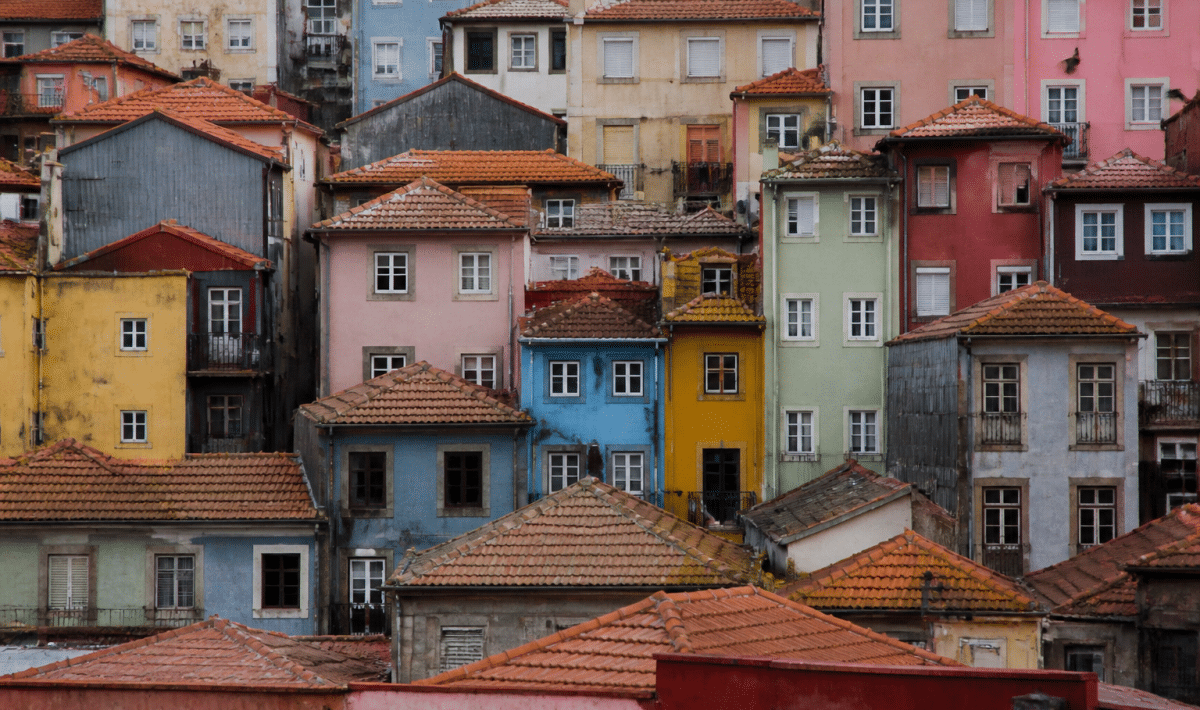 Densite urbaine de maisons colorees serrees cote a cote