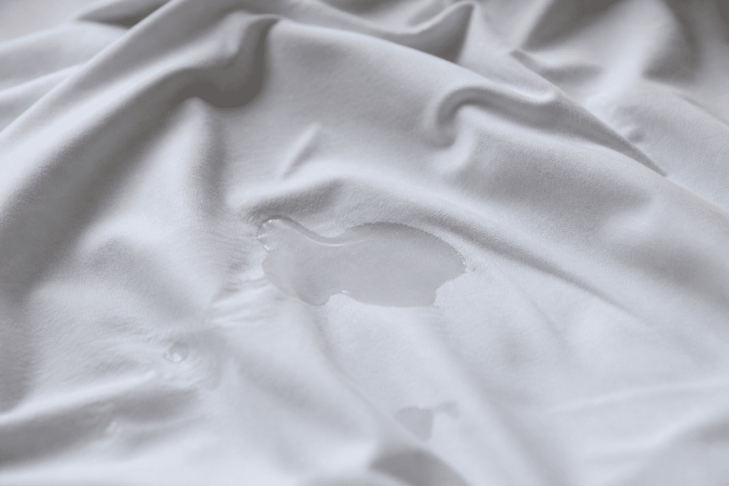 Liquide transparent sur tissu blanc frais