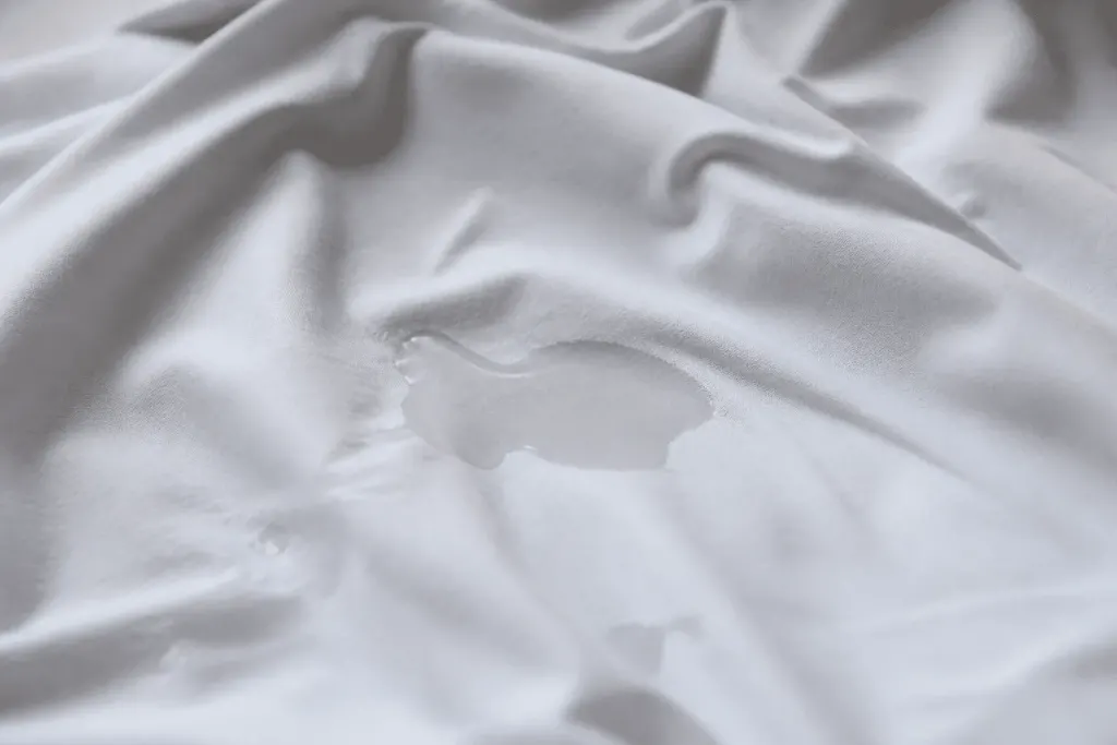 Liquide transparent sur tissu blanc frais