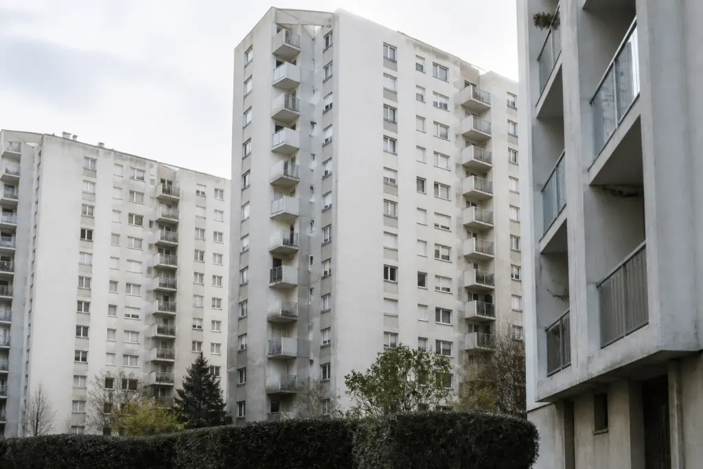 Immeubles collectifs densément construits avec façades blanches grises