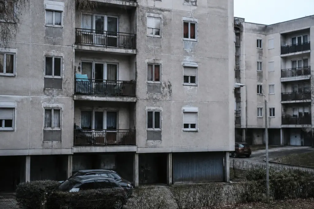 Immeubles collectifs gris avec facades usees et graffitis
