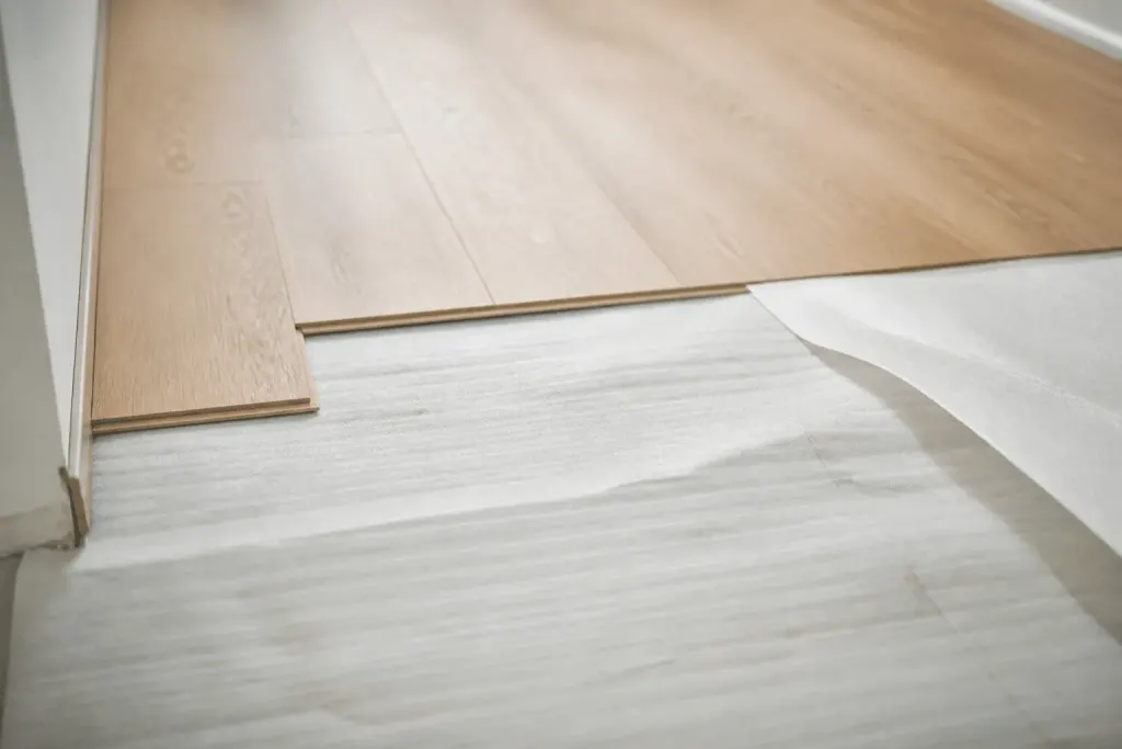 Sous-couche isolante fine posée sous parquet flottant beige