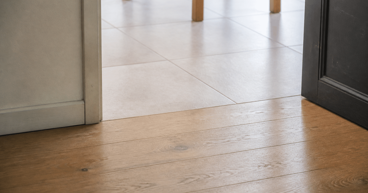 Carrelage et parquet se rencontrent au sol sans transition