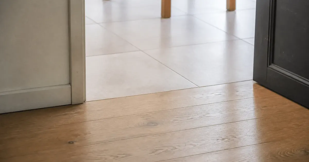 Carrelage et parquet se rencontrent au sol sans transition