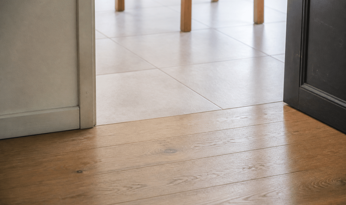 Carrelage et parquet se rencontrent au sol sans transition