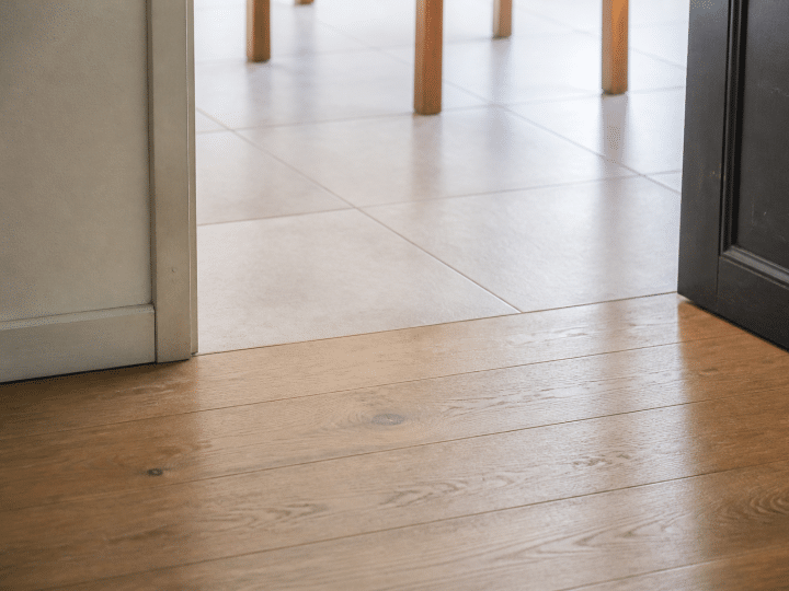 Comment réaliser une jonction carrelage parquet sans barre de seuil