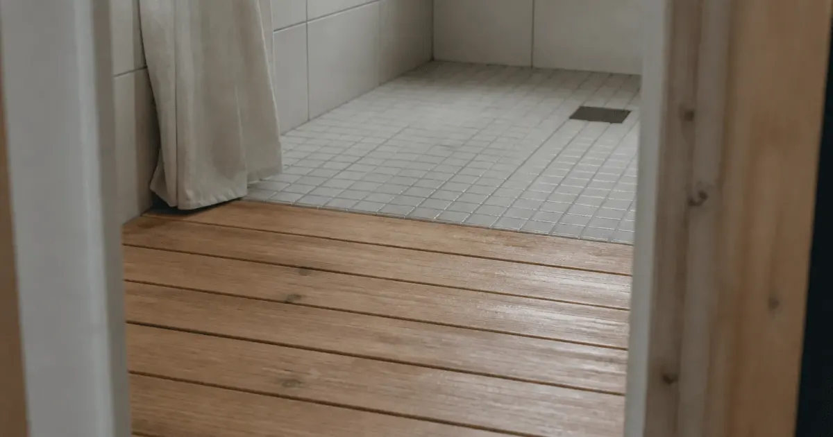 Lames bois clair posees horizontalement dans salle humide carrelage