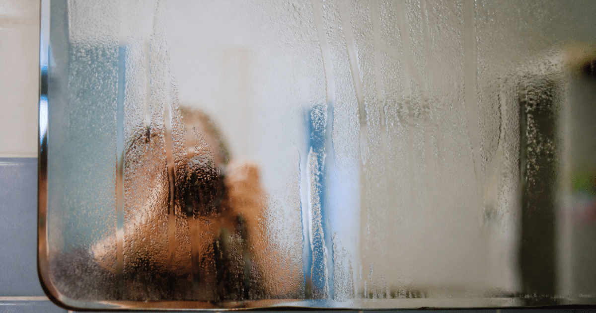Miroir salle bain couvert buee gouttes eau condensation