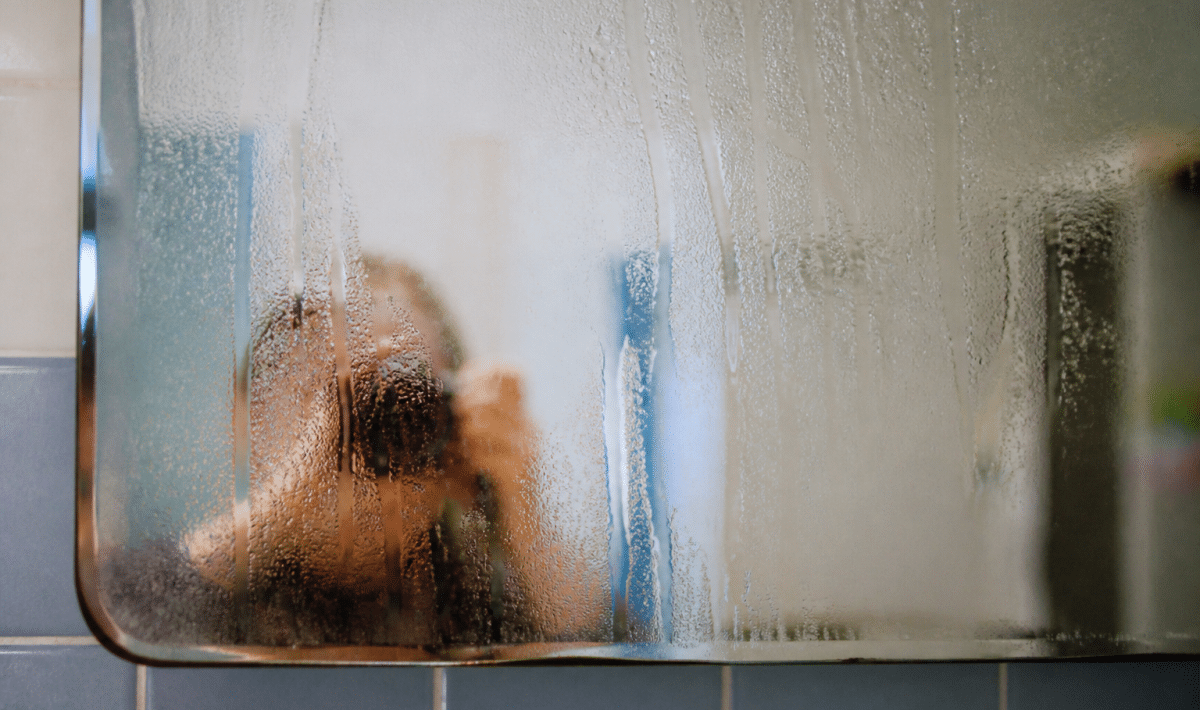 Miroir salle bain couvert buee gouttes eau condensation