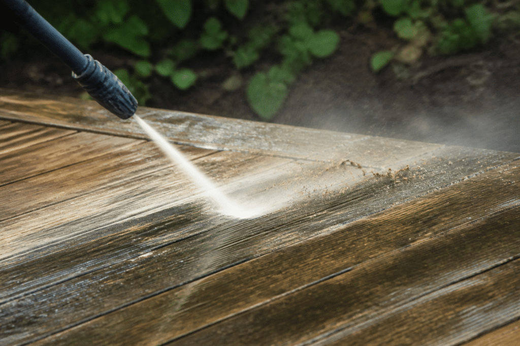 Jet d'eau haute pression soulevant fibres bois terrasse