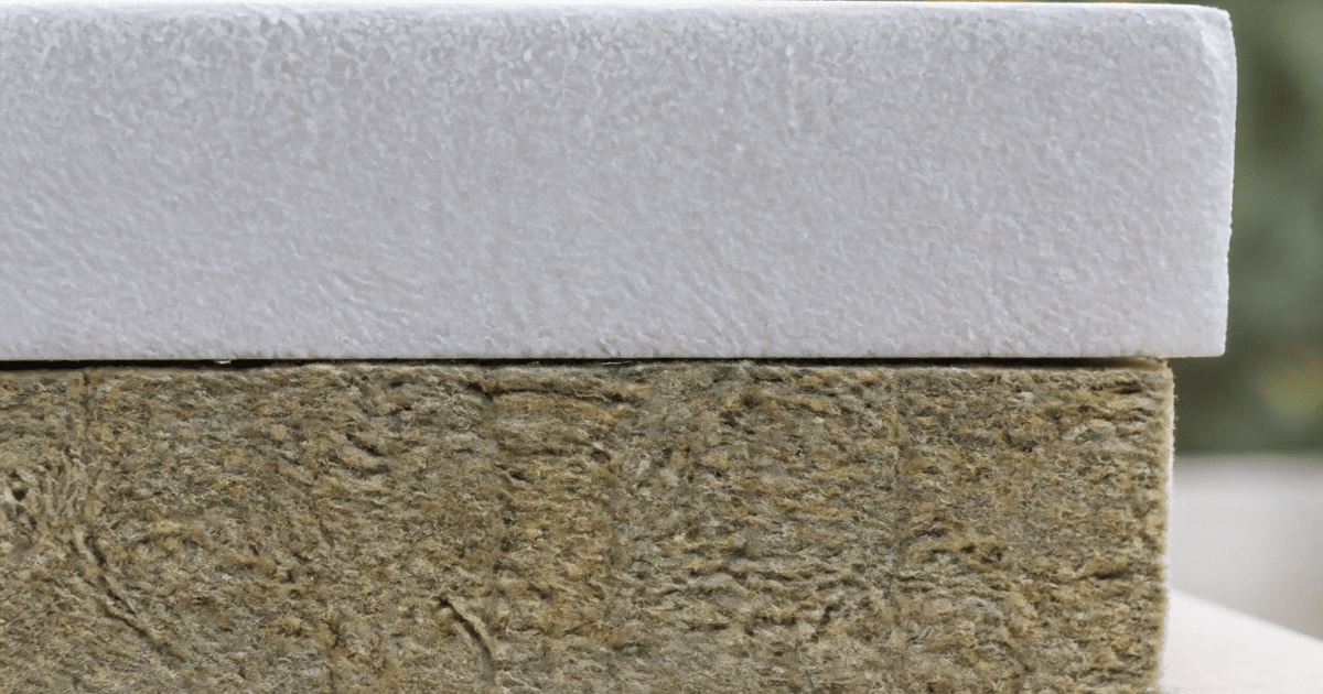 Deux panneaux isolants empiles verticalement montrant textures differentes