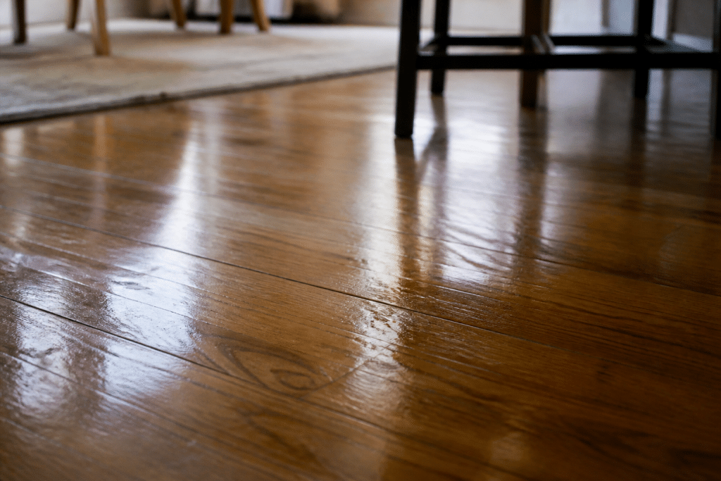 Plancher bois brillant avec trace liquide transparente visible