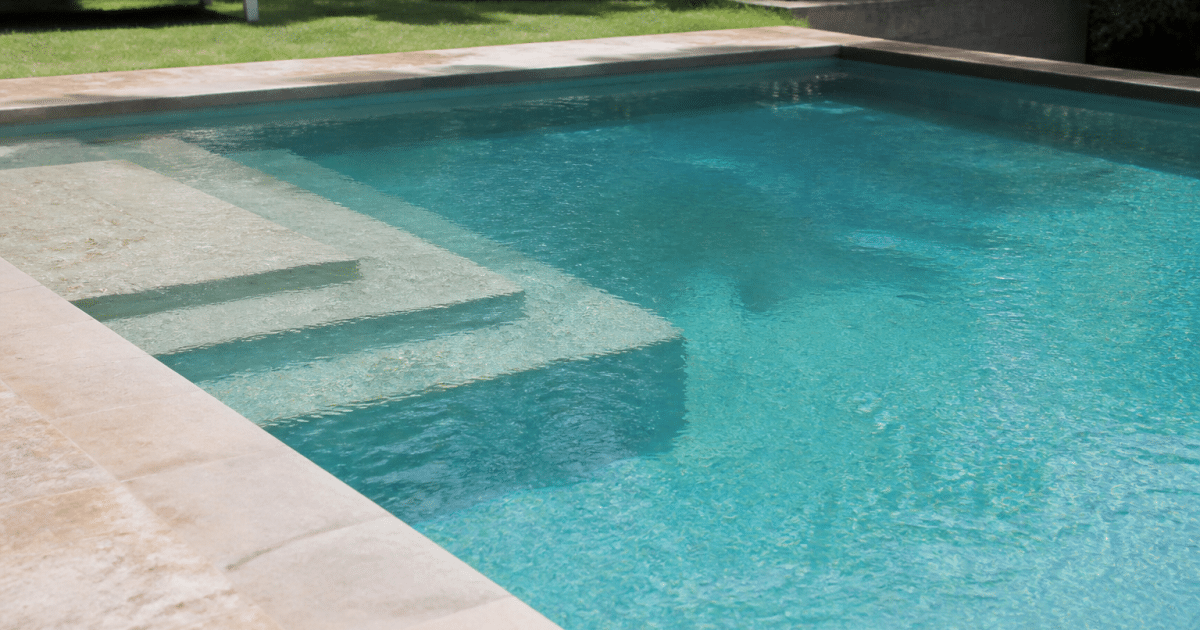 Piscine rectangulaire avec escaliers menant a une zone peu profonde