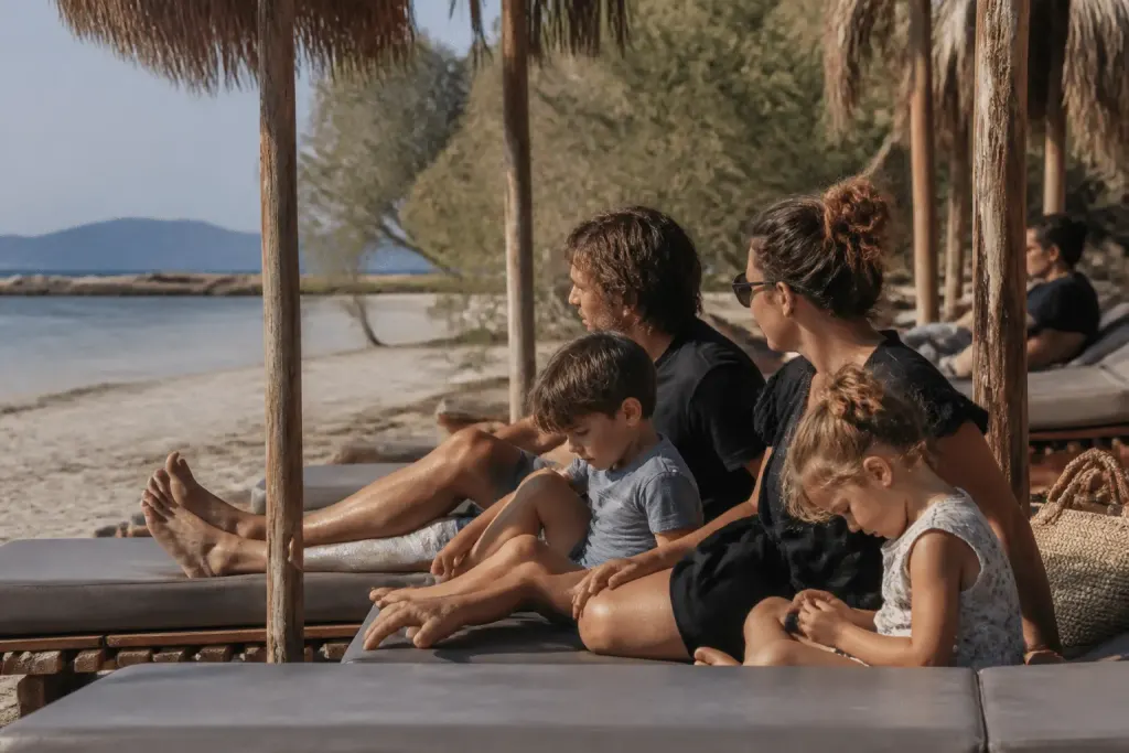 Famille profitant transats integres pres plage peu profonde
