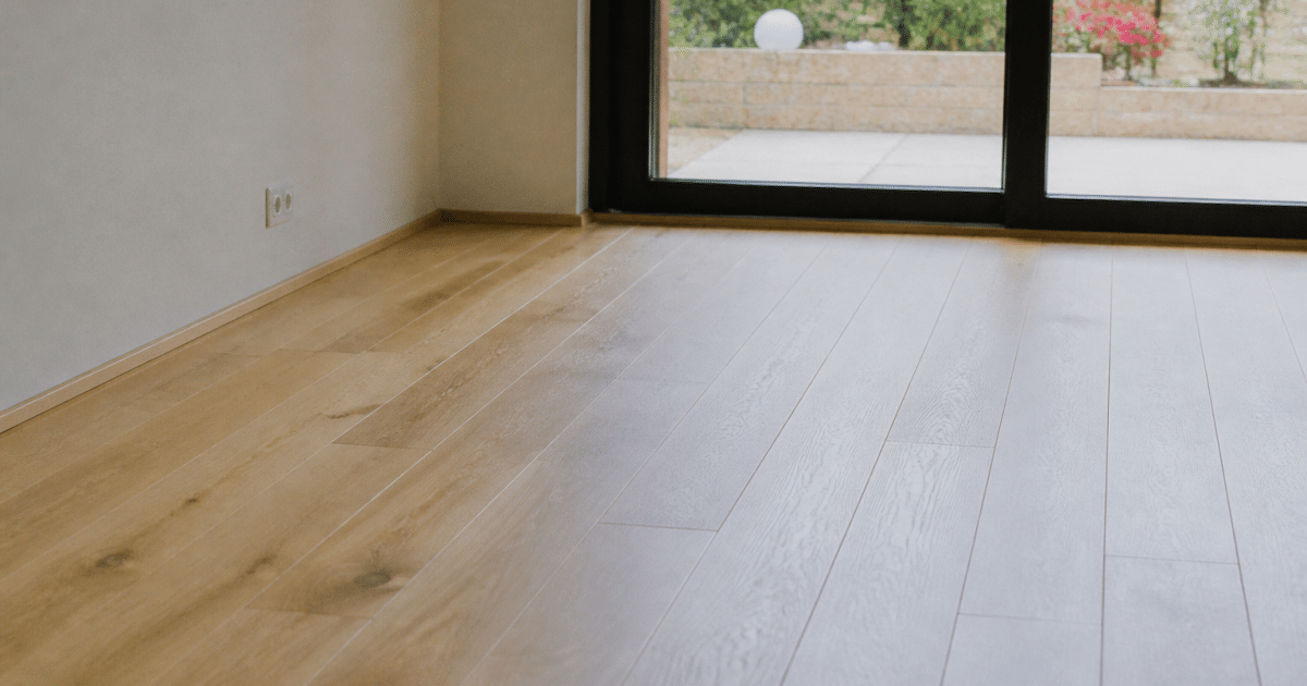 Plancher en bois clair posé sur système chauffant intégré au sol