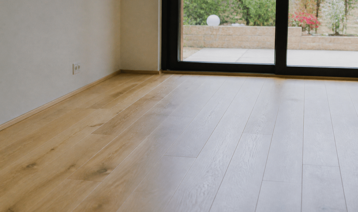 Plancher en bois clair posé sur système chauffant intégré au sol
