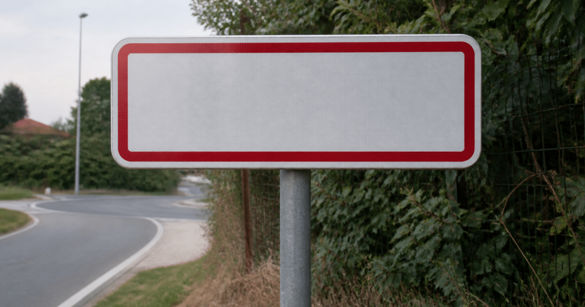 Panneau routier affichant la population totale des Sables-d'Olonne