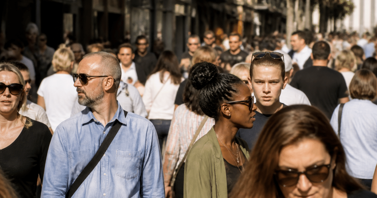 Foule de personnes debout dans rue animee ville