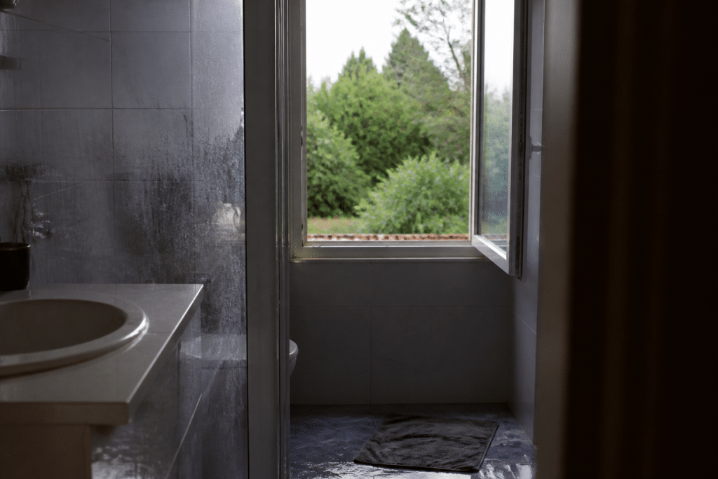 Fenetre ouverte salle bain apres douche humide