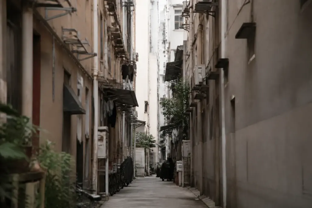 Immeubles rapproches dans quartier urbain dense avec rues etroites