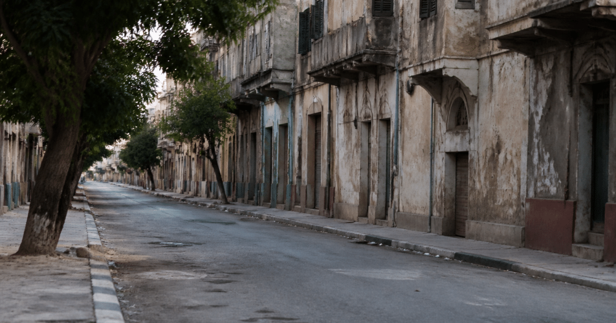 Rues desertes d'une ville avec immeubles delabres en arriere-plan