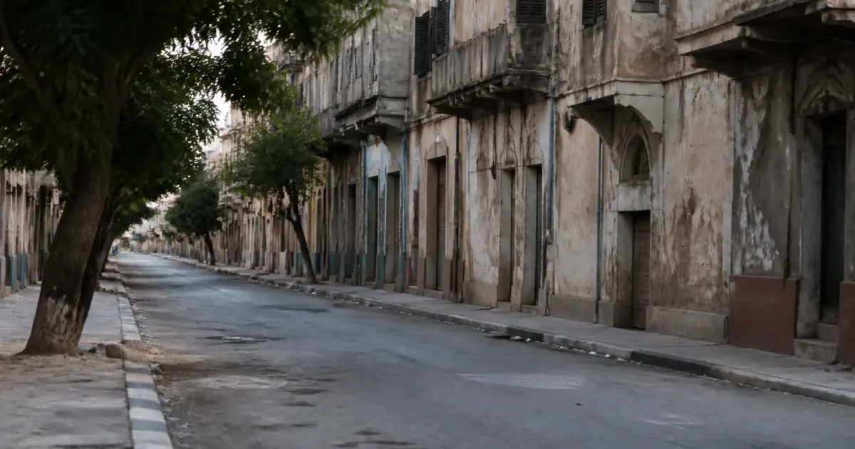 Rues desertes d'une ville avec immeubles delabres en arriere-plan