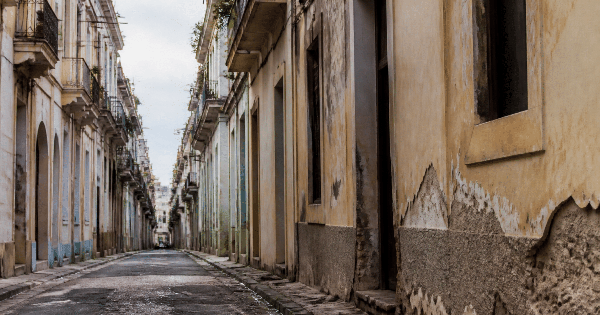Rues urbaines délabrées avec immeubles vieillis et façades détériorées visiblement