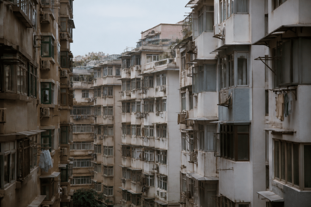 Quartiers densément construits avec immeubles résidentiels rapprochés