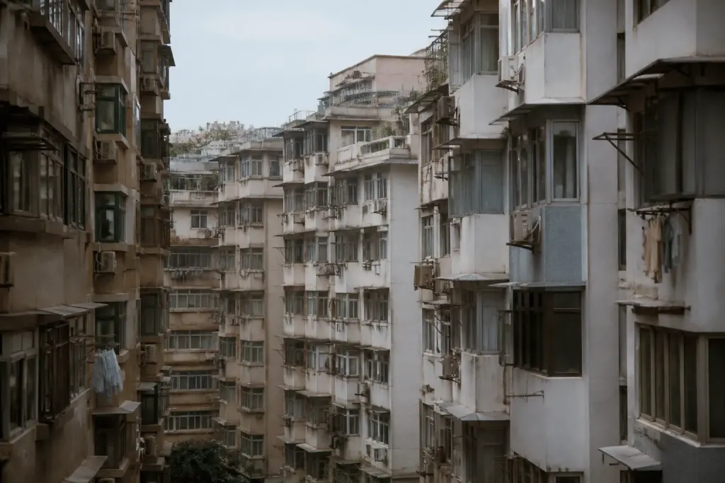 Quartiers densément construits avec immeubles résidentiels rapprochés