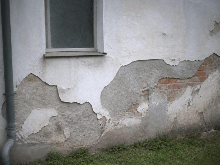 Crépi extérieur qui se décolle : comment le réparer durablement