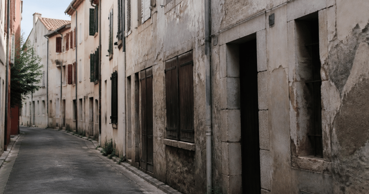 Rue urbaine degradee avec batiments anciens delabres a Bayonne