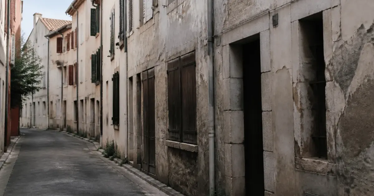Rue urbaine degradee avec batiments anciens delabres a Bayonne