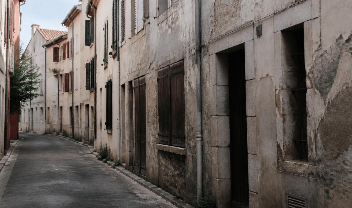 Rue urbaine degradee avec batiments anciens delabres a Bayonne
