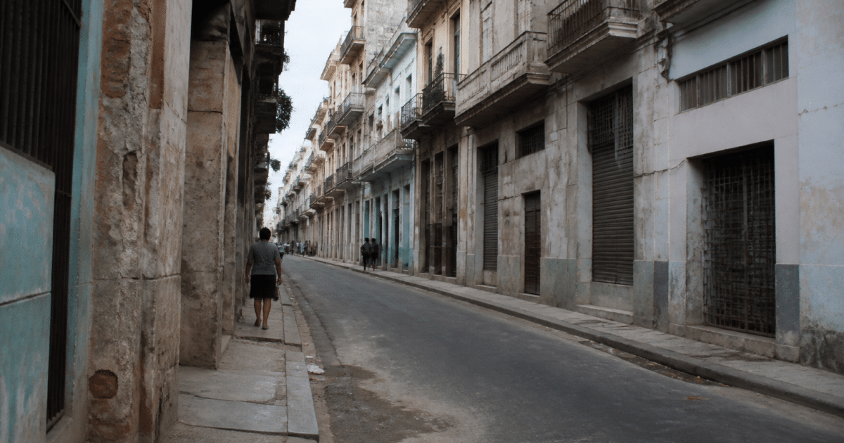 Rue urbaine degradee avec immeubles anciens et facades ternies
