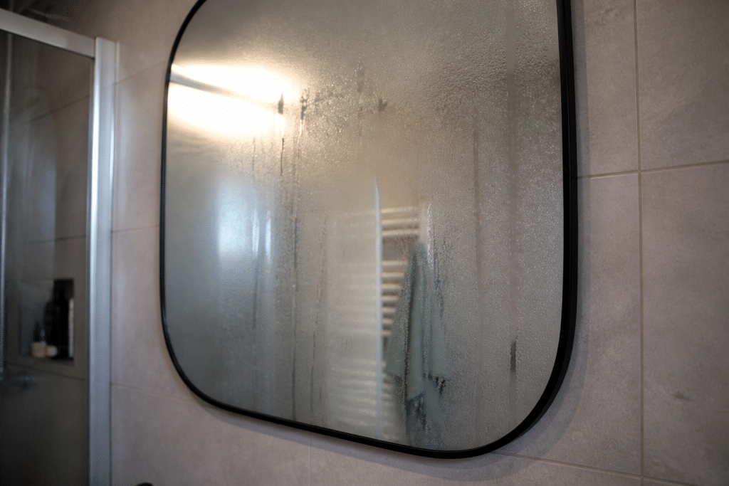 Salle bain avec miroir embuee et vapeur condensee