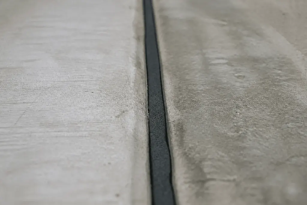 Bande compressible en mousse bitumineuse dans joint béton