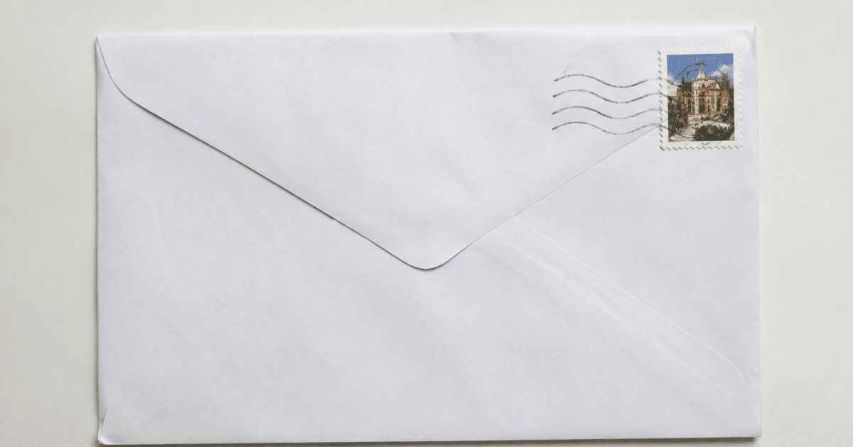 Enveloppe postale affichant code postal francais sur fond blanc