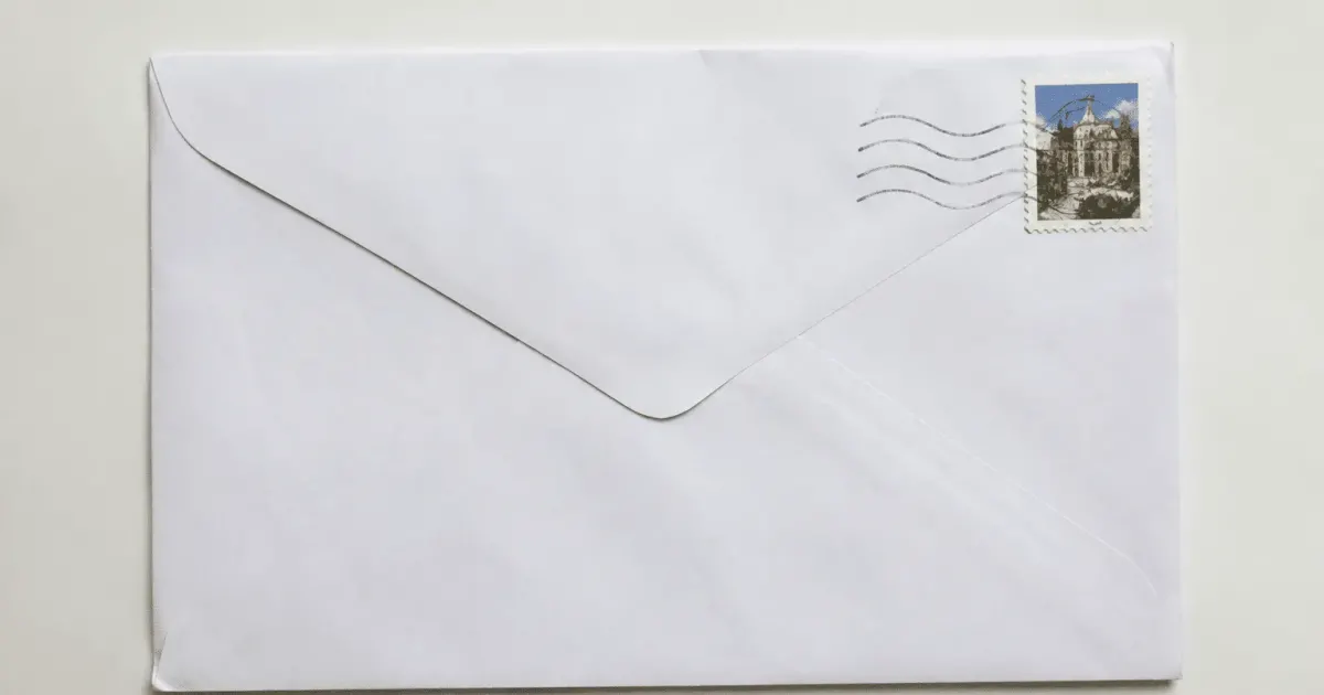 Enveloppe postale affichant code postal francais sur fond blanc